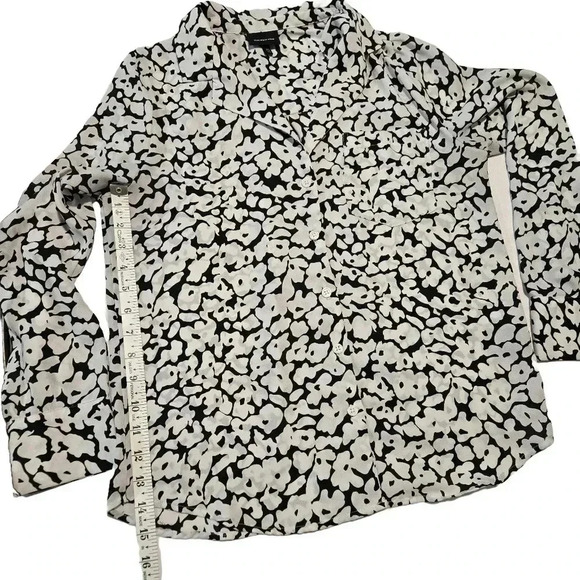 Black and White Floral Button-Up Blouse - Picture 13 of 15